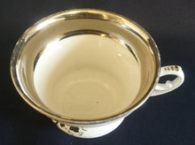 Lade das Bild in den Galerie-Viewer, TEETASSE - Porzellan, Abstrakt Hochzeitsehe Rankenblätter Schriftzug Bräutigam Motiv Dekor