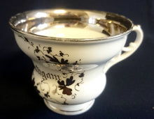 Lade das Bild in den Galerie-Viewer, TEETASSE - Porzellan, Abstrakt Hochzeitsehe Rankenblätter Schriftzug Braut Motiv Dekor