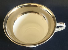 Lade das Bild in den Galerie-Viewer, TEETASSE - Porzellan, Abstrakt Hochzeitsehe Rankenblätter Schriftzug Bräutigam Motiv Dekor