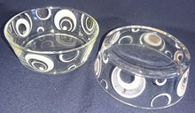 Lade das Bild in den Galerie-Viewer, DESSERTSCHALE - Hartglas, Kreis Punkt Wirbel Dekor