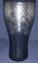 Lade das Bild in den Galerie-Viewer, GETRÄNKEGLAS COCA COLA - Hartglas, Relief Noppen Punkte Schriftzug Motiv Dekor