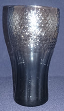 Lade das Bild in den Galerie-Viewer, GETRÄNKEGLAS COCA COLA - Hartglas, Relief Noppen Punkte Schriftzug Motiv Dekor