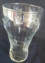 Lade das Bild in den Galerie-Viewer, GROßES GETRÄNKEGLAS COCA COLA - Hartglas, Schriftzug Coca Cola Relief Dekor