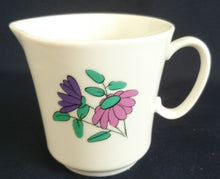 Lade das Bild in den Galerie-Viewer, MILCHKÄNNCHEN - Porzellan, Gemaltes Flora Blumen Blüten Knospen Pflanzen Motiv Dekor