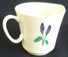 Lade das Bild in den Galerie-Viewer, MILCHKÄNNCHEN - Porzellan, Gemaltes Flora Blumen Blüten Knospen Pflanzen Motiv Dekor