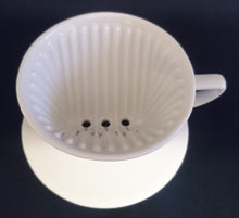 Lade das Bild in den Galerie-Viewer, KAFFEEFILTERHALTER 100 "3 Loch System" - Porzellan, Klassisch Einfärbiges Schriftzug Dekor