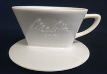 Lade das Bild in den Galerie-Viewer, KAFFEEFILTERHALTER 100 "3 Loch System" - Porzellan, Klassisch Einfärbiges Schriftzug Dekor