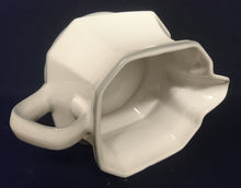 Lade das Bild in den Galerie-Viewer, SAUCIER - Porzellan, Rand Linien Relief Motiv Dekor