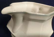 Lade das Bild in den Galerie-Viewer, SAUCIER - Porzellan, Rand Linien Relief Motiv Dekor