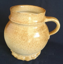 Lade das Bild in den Galerie-Viewer, GETRÄNKEKANNE - Keramik / Steingut, Einfärbiges gesprenkeltes Dekor, Handarbeit / Handmade