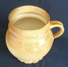 Lade das Bild in den Galerie-Viewer, GETRÄNKEKANNE - Keramik / Steingut, Einfärbiges gesprenkeltes Dekor, Handarbeit / Handmade