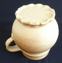 Lade das Bild in den Galerie-Viewer, GETRÄNKEKANNE - Keramik / Steingut, Einfärbiges gesprenkeltes Dekor, Handarbeit / Handmade