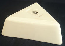 Lade das Bild in den Galerie-Viewer, 3er Set DESSERTSCHALEN "Villa Loca" - Keramik / Steingut, Zweifärbiges Dreieckige Form Design Dekor