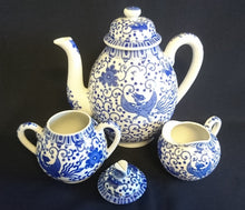 Lade das Bild in den Galerie-Viewer, ZUCKERDOSE MIT DECKEL - Porzellan, Abstraktes Girlanden Vogel Blumenblüten Motiv Dekor