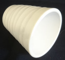 Lade das Bild in den Galerie-Viewer, BLUMENÜBERTOPF - Keramik / Steingut, Waagerechtes Wellenform Dekor