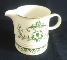 Lade das Bild in den Galerie-Viewer, MILCHKÄNNCHEN "Sekunda Jeverland Reepsholt"- Porzellan, Relief Pflanzen Wappen Dekor