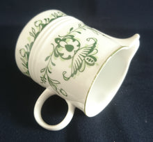 Lade das Bild in den Galerie-Viewer, MILCHKÄNNCHEN "Sekunda Jeverland Reepsholt"- Porzellan, Relief Pflanzen Wappen Dekor
