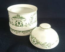 Lade das Bild in den Galerie-Viewer, ZUCKERDOSE MIT DECKEL "Sekunda Jeverland Reepsholt"- Porzellan, Relief Pflanzen Wappen Dekor