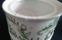 Lade das Bild in den Galerie-Viewer, ZUCKERDOSE MIT DECKEL "Sekunda Jeverland Reepsholt"- Porzellan, Relief Pflanzen Wappen Dekor