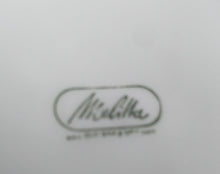 Lade das Bild in den Galerie-Viewer, ZUCKERDOSE MIT DECKEL "Sekunda Jeverland Reepsholt"- Porzellan, Relief Pflanzen Wappen Dekor