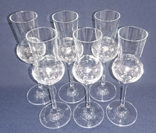 Lade das Bild in den Galerie-Viewer, 2er Set GETRÄNKEGLÄSER - Hartglas, Gewölbte Form, Klares Dekor