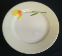 Lade das Bild in den Galerie-Viewer, 2er Set SPEISETELLER - Porzellan, Blumen / Hellgrüner Dekorrand