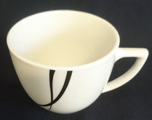 Lade das Bild in den Galerie-Viewer, KAFFEETASSE "Oslo" - Porzellan, Schwarze Streifen Linien Dekor