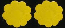 Lade das Bild in den Galerie-Viewer, 2er Set GROßE GELBE PLATZDECKCHEN, Kunststoff / Plastik, Blumenblüten Form Motiv Einkerbungen Dekor (G)