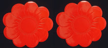 Lade das Bild in den Galerie-Viewer, 2er Set GROßE ROTE PLATZDECKCHEN, Kunststoff / Plastik, Blumenblüten Form Motiv Einkerbungen Dekor (G)