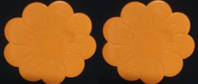 Lade das Bild in den Galerie-Viewer, 2er Set GROßE ORANGENE PLATZDECKCHEN, Kunststoff / Plastik, Blumenblüten Form Motiv Einkerbungen Dekor (G)