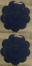 Lade das Bild in den Galerie-Viewer, 2er Set MITTELGROßE DUNKELBLAUE PLATZDECKCHEN, Kunststoff / Plastik, Blumenblüten Form Motiv Einkerbungen Dekor (G)