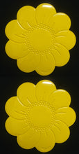 Lade das Bild in den Galerie-Viewer, MITTELGROßES GELBES PLATZDECKCHEN, Kunststoff / Plastik, Blumenblüten Form Motiv Einkerbungen Dekor (G)