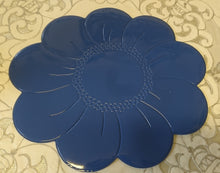 Lade das Bild in den Galerie-Viewer, GROßES DUNKELBLAUES PLATZDECKCHEN, Kunststoff / Plastik, Blumenblüten Form Motiv Einkerbungen Dekor (G)