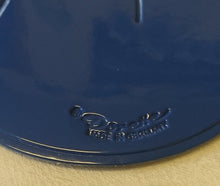 Lade das Bild in den Galerie-Viewer, GROßES DUNKELBLAUES PLATZDECKCHEN, Kunststoff / Plastik, Blumenblüten Form Motiv Einkerbungen Dekor (G)