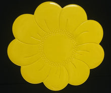 Lade das Bild in den Galerie-Viewer, 2er Set GROßE GELBE PLATZDECKCHEN, Kunststoff / Plastik, Blumenblüten Form Motiv Einkerbungen Dekor (G)