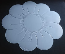 Lade das Bild in den Galerie-Viewer, 2er Set GROßE HELLBLAUE PLATZDECKCHEN, Kunststoff / Plastik, Blumenblüten Form Motiv Einkerbungen Dekor (G)