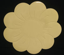 Lade das Bild in den Galerie-Viewer, 2er Set GROßE HELLGELBE PLATZDECKCHEN, Kunststoff / Plastik, Blumenblüten Form Motiv Einkerbungen Dekor (G)