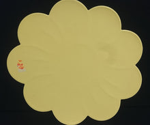 Lade das Bild in den Galerie-Viewer, 2er Set GROßE HELLGELBE PLATZDECKCHEN, Kunststoff / Plastik, Blumenblüten Form Motiv Einkerbungen Dekor (G)