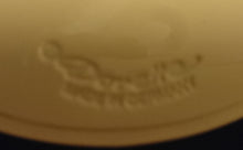 Lade das Bild in den Galerie-Viewer, 2er Set GROßE HELLGELBE PLATZDECKCHEN, Kunststoff / Plastik, Blumenblüten Form Motiv Einkerbungen Dekor (G)