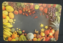 Lade das Bild in den Galerie-Viewer, 2er Set GROßE MOTIV PLATZDECKCHEN, Kunststoff / Plastik, Rechteckige Form Obst Früchte Motiv Dekor (G)