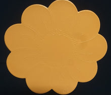 Lade das Bild in den Galerie-Viewer, 2er Set GROßE ORANGENE PLATZDECKCHEN, Kunststoff / Plastik, Blumenblüten Form Motiv Einkerbungen Dekor (G)