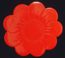 Lade das Bild in den Galerie-Viewer, 2er Set GROßE ROTE PLATZDECKCHEN, Kunststoff / Plastik, Blumenblüten Form Motiv Einkerbungen Dekor (G)