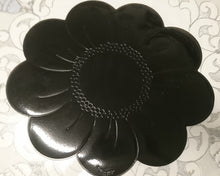 Lade das Bild in den Galerie-Viewer, 2er Set GROßE SCHWARZE PLATZDECKCHEN, Kunststoff / Plastik, Blumenblüten Form Motiv Einkerbungen Dekor (G)