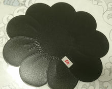 Lade das Bild in den Galerie-Viewer, 2er Set GROßE SCHWARZE PLATZDECKCHEN, Kunststoff / Plastik, Blumenblüten Form Motiv Einkerbungen Dekor (G)