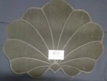Lade das Bild in den Galerie-Viewer, GROßES SILBERNES PLATZDECKCHEN, Kunststoff / Plastik, Muschelform Motiv Einkerbungen Dekor