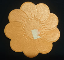 Lade das Bild in den Galerie-Viewer, KLEINES ORANGENES PLATZDECKCHEN, Kunststoff / Plastik, Blumenblüten Form Motiv Einkerbungen Dekor (G)