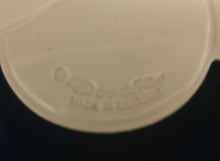 Lade das Bild in den Galerie-Viewer, MITTELGROßES CREMEFARBENDES PLATZDECKCHEN, Kunststoff / Plastik, Blumenblüten Form Motiv Einkerbungen Dekor (G)