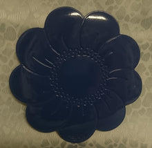Lade das Bild in den Galerie-Viewer, MITTELGROßES DUNKELBLAUES PLATZDECKCHEN, Kunststoff / Plastik, Blumenblüten Form Motiv Einkerbungen Dekor (G)