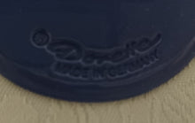 Lade das Bild in den Galerie-Viewer, MITTELGROßES DUNKELBLAUES PLATZDECKCHEN, Kunststoff / Plastik, Blumenblüten Form Motiv Einkerbungen Dekor (G)