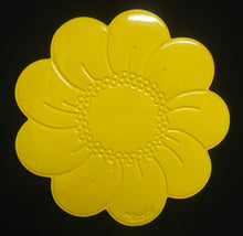 Lade das Bild in den Galerie-Viewer, MITTELGROßES GELBES PLATZDECKCHEN, Kunststoff / Plastik, Blumenblüten Form Motiv Einkerbungen Dekor (G)